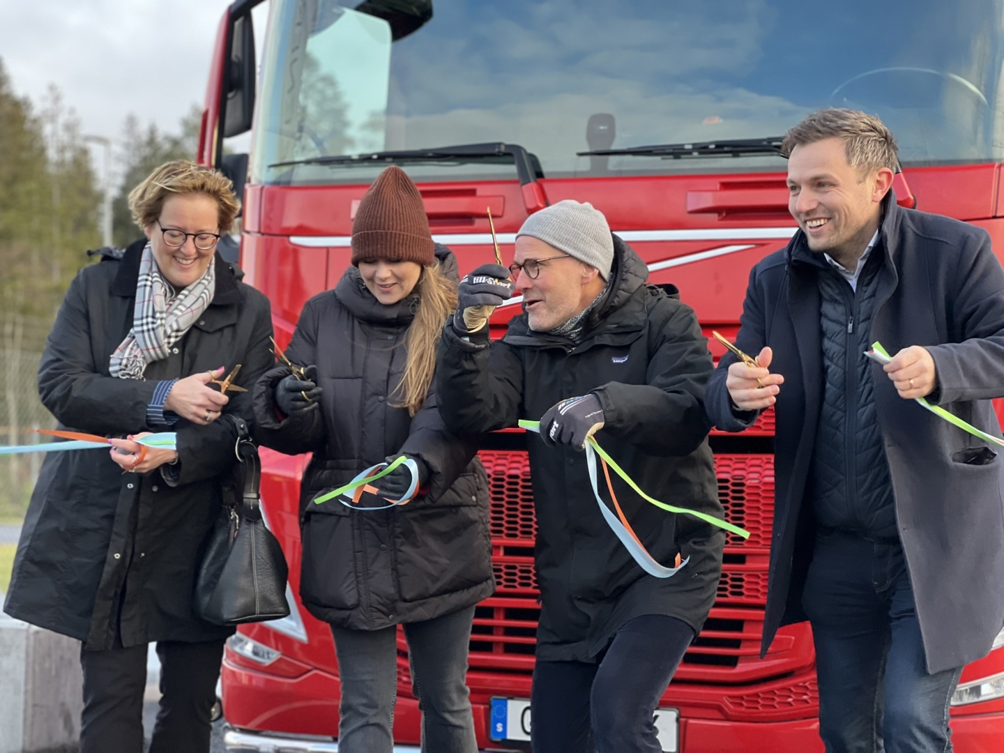 Bandet vid invigningen av laddstation klipps