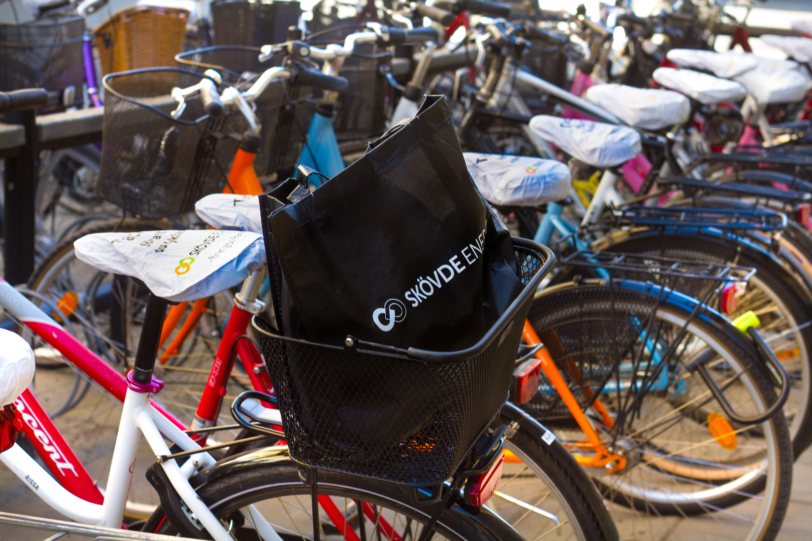 Cyklar som står parkerade i ett cykelställ i Skövde.