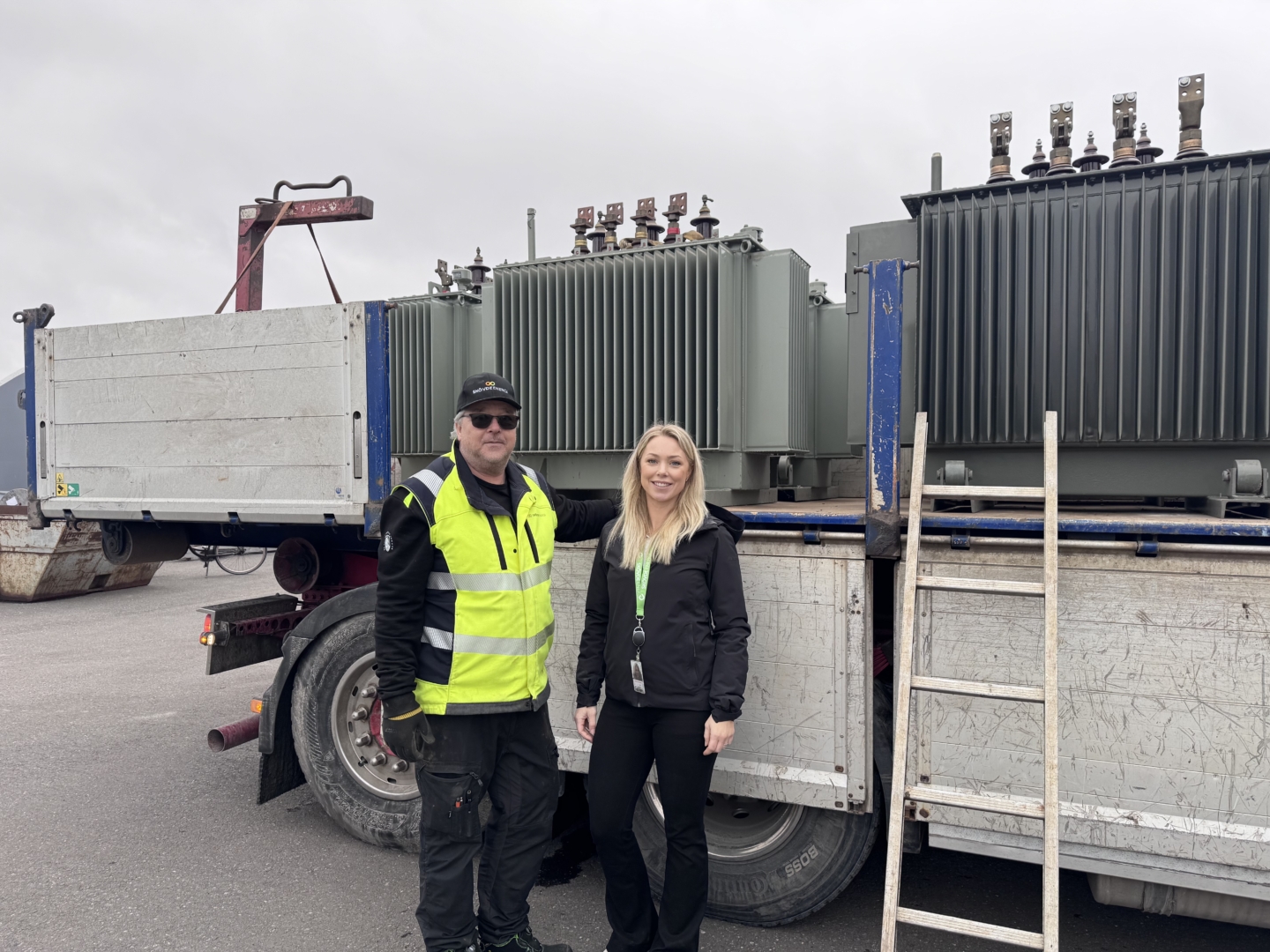 Bild på transformatorer som ska doneras till energisystemet i Ukraina från Skövde Energi.