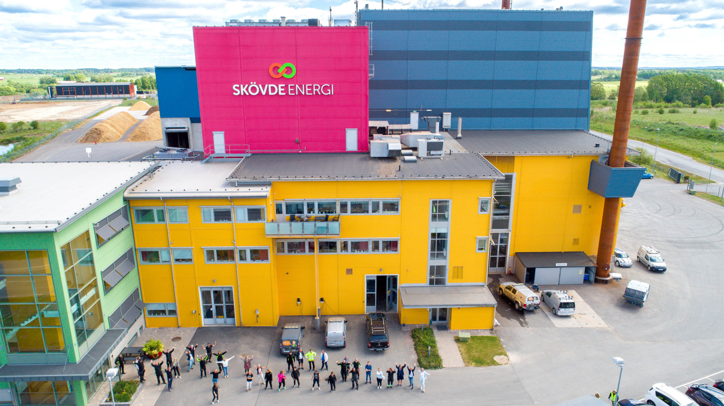 Medarbetare framför Skövde Energis byggnad